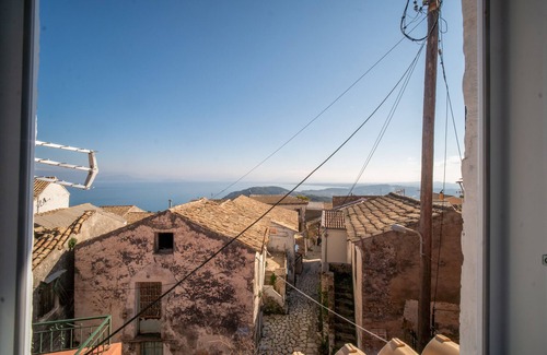 Chlomos House | Bekiris Traditional Inn Country House with Private Terrace, Air Conditioning & Wi-Fi