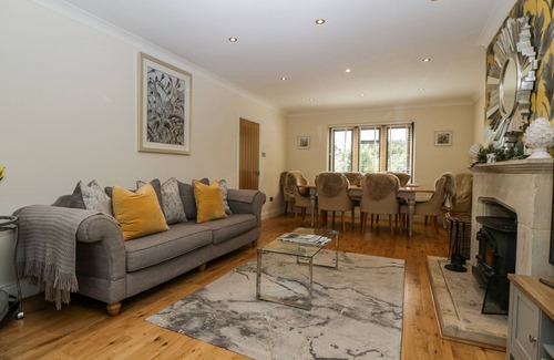 Stow-on-the-Wold House | BELL GARDEN, pet friendly, with open fire in Stow-On-The-Wold