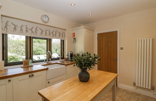 Stow-on-the-Wold House | BELL GARDEN, pet friendly, with open fire in Stow-On-The-Wold