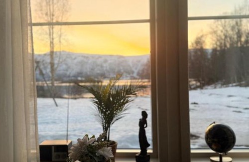 Lyngen Apartment | Bella Karnes