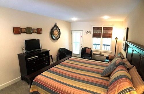 Eureka Springs Historic District Apartment | Bella Paradiso 10 - King Studio with Kitchenette, Walk to Downtown, Free Parkin