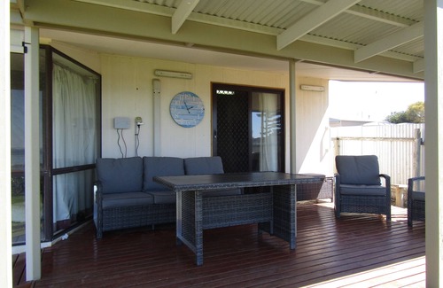 Para Wurlie House | Bella's Bayview - Esplanade position! Off Peak Special!