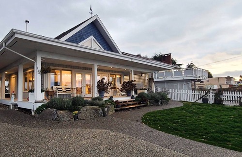 Davis Bay House | Bella White House by IRIS PROPERTIES!