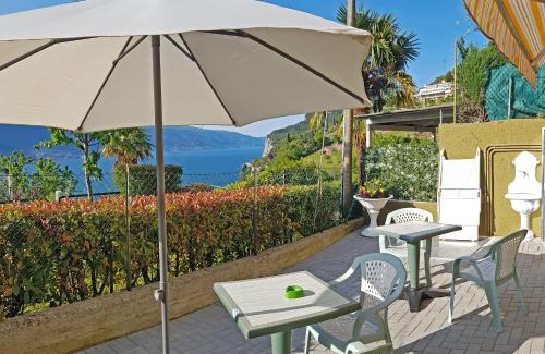 Arias Apartment | Bellavista lago Apartment patio and view by Gardadomusmea