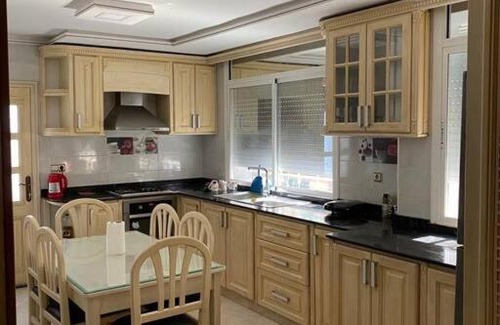 Hay Al Matar Apartment | Belle appartement au 1er étage avec climatisation, ascenseur, ADSl, etc à Nador-Neuf