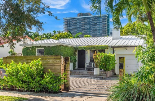 Bayside Historic District House | Belle Bungalow: A Cozy Retreat with Vintage Charm in gated community and pool