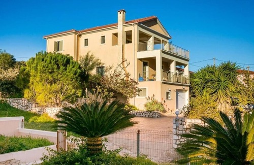 Lakithra Villa | Belle Helens 3-bedroom villa in Lakithra with AC, WiFi, Pool