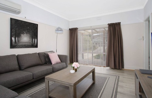 Bright House | Belle of Bright - Located close to river and town precinct