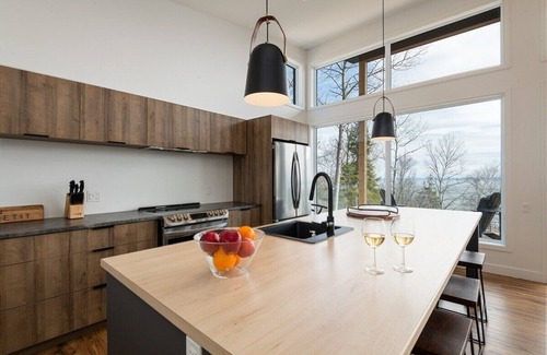 Les Eboulements Ski Chalet | Bellevue 169: Relaxing Chalet with River Views