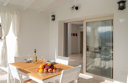 Luddui Villa | Bellevue 36C by Klodge - stylish getaway villa with pool