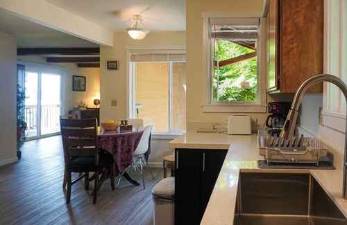 East Lake Hills House | Bellevue Convenient 1 BR Lakeview House Upper Level