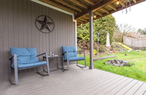 East Lake Hills Apartment | Bellevue Guesthouse by Lake Sammamish- EV, Patio