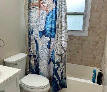 Loveland Apartment | Bellwood 2 bed family house w 2 living areas Superhost