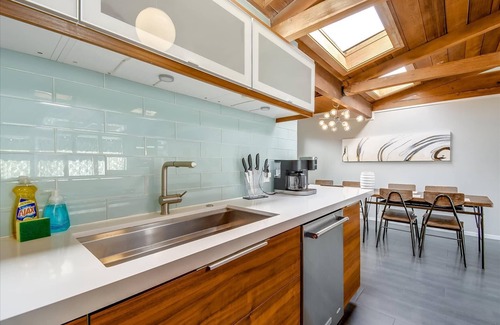 Monta Loma House | BEN-A Modern Comfort Walking Distance to GoogleX