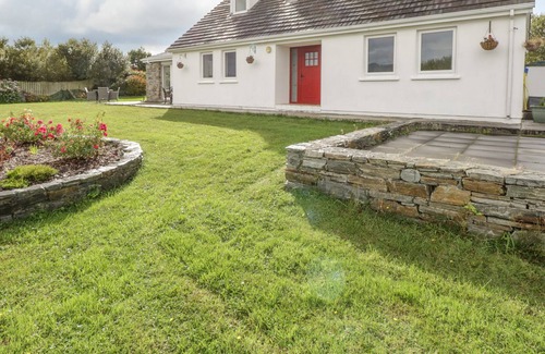 Tully Cottage | BEN VIEW, family friendly, with open fire in Tully, County Galway