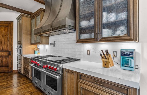 Bend House | Bend Luxury Escape: Mountain Views with Hot Tub, Sauna & More!
