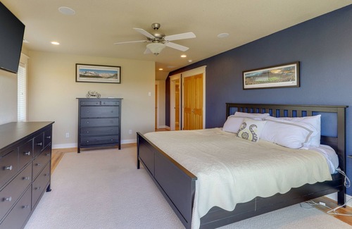 Bend House | Bend Mountain View Retreat with Private Hot Tub - Spacious with Amazing Views!
