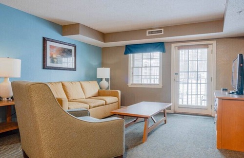 Hancock Resort | Bentley Brook Resort: Premier Retreat at Jiminy Peak's Base