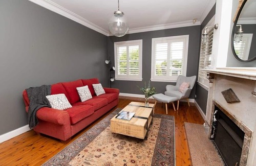 Orange House | Benview Cottage - CBD, Sleeps 8, Pizza Oven