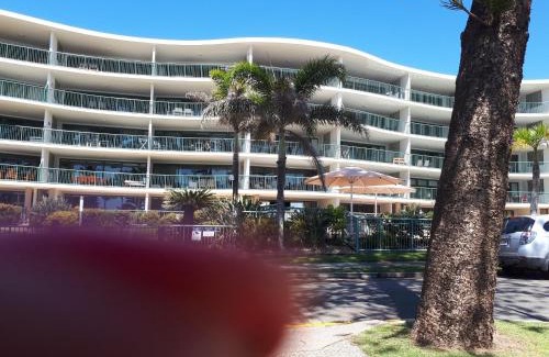 Moffat Beach Apartment | Bergmann 3 bdrm Suite on Moffat Beach