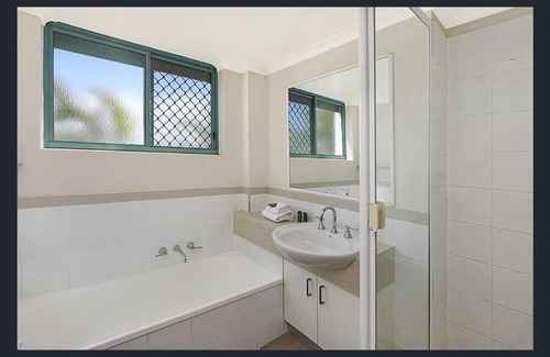 Moffat Beach Apartment | Bergmann 3 bdrm Suite on Moffat Beach