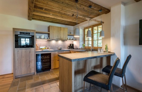 Frasdorf Apartment | Bergwiesen-chalet-suite 80qm, 2 Schlafzimmer, Wohnraum mit Küche, Kamin und Bad mit Sauna, Balkon mit Whirlpool