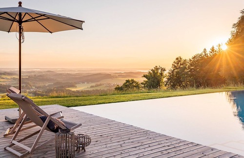 Frasdorf Apartment | Bergwiesen-chalet-suite 80qm, 2 Schlafzimmer, Wohnraum mit Küche, Kamin und Bad mit Sauna, Balkon mit Whirlpool