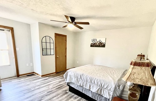 Berkeley Springs Cabin | Berkeley Inn Cabin W/ hot tub- across Street from the state park
