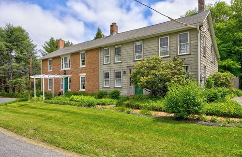 Great Barrington House | Berkshires Family Inn – For Getaways & Big Groups! Walkable to Butternut!