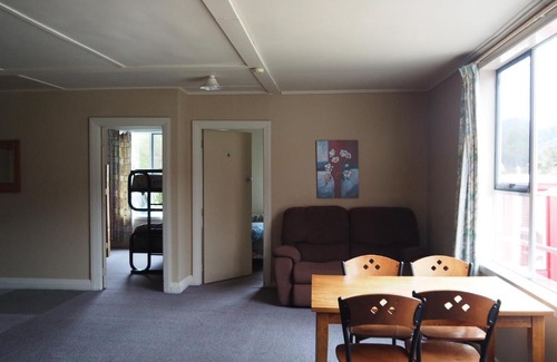 Buller District Hostel | Berlins cafe, bar and backpackers