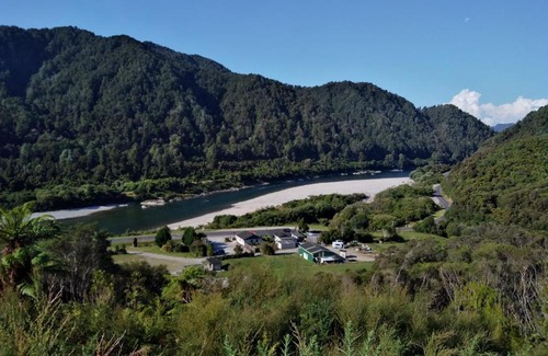 Buller District Hostel | Berlins cafe, bar and backpackers