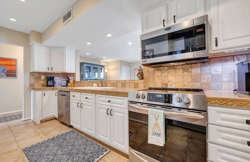 Smith Mountain Lake Condo | Bernard's Landing Docktails and Dreams - Waterfront
