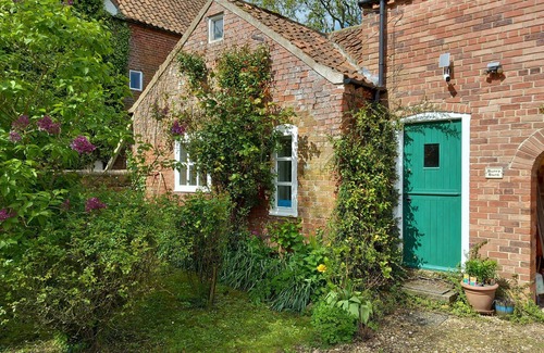 Alford Cottage | BERRY BARN, pet friendly, with a garden in Mablethorpe