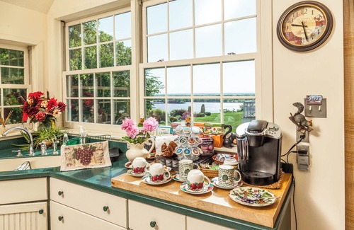 Burlington Bed & Breakfast | "Berry Patch" @ Squirrel's Nest B&B, LLC