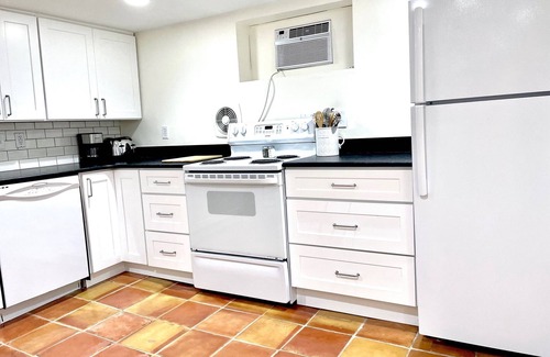 West Hyattsville Apartment | Best Apt in Chevy Chase DC Big Sleeps 4-5, 4 blks to Metro