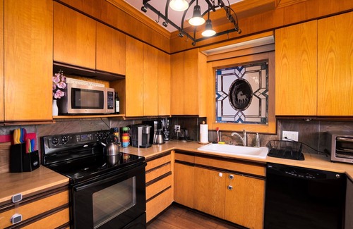 Barton Heights House | Best ATX Location + Patio w 65"TV & Cowboy Pooln
