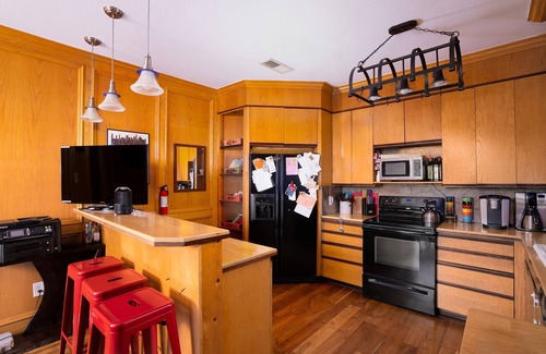 Barton Heights House | Best ATX Location + Patio w 65"TV & Cowboy Pooln