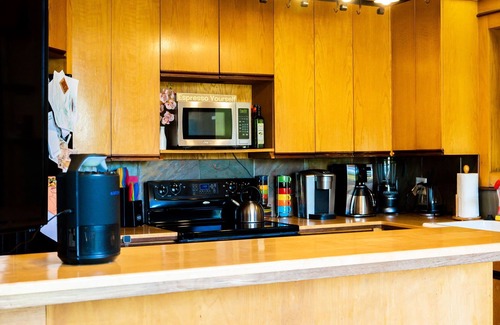 Barton Heights House | Best ATX Location + Patio w 65"TV & Cowboy Pooln