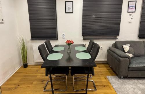 Nidderau Apartment | Best Central Apartment - am Marktplatz - Up to 5 - Next to Frankfurt and Hanau - Coffee and Snacks - Netflix, Prime, Disney