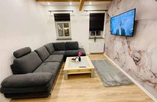 Nidderau Apartment | Best Central Apartment - am Marktplatz - Up to 5 - Next to Frankfurt and Hanau - Coffee and Snacks - Netflix, Prime, Disney