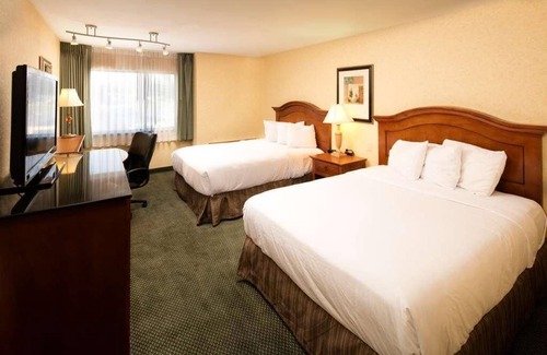 Wenatchee Hotel | Best Choice! 3 Spacious Units, With Outdoor Pool and Free Parking!