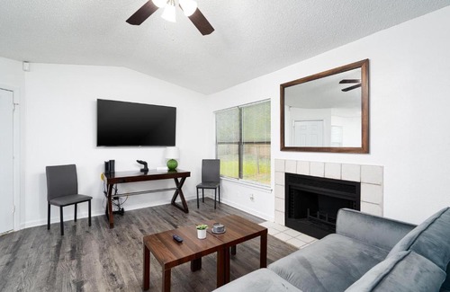 West San Antonio House | Best Deal In SA! Entire House Riverwalk- San Antonio Attractions