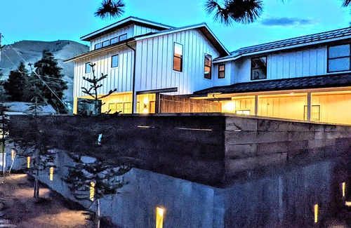 Wenatchee House | Best in Wenatchee. Stay in a 5 Star Spa Style Home!