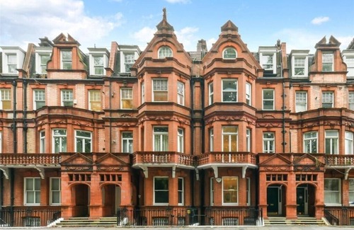Belgravia Apartment | BEST location, chic private suite in large flat