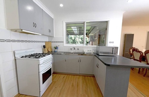 Endeavour Hills House | Best Location Entire House Huge parkland doorstep