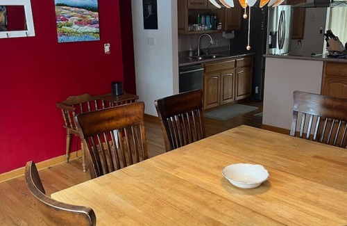 Martin Acres House | Best Location~Fun~2 Living Rooms +Ping Pong/Games