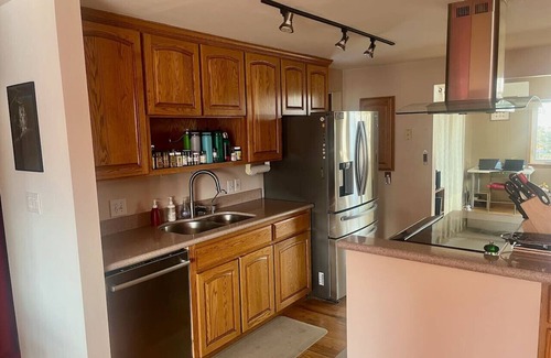 Martin Acres House | Best Location~Fun~2 Living Rooms +Ping Pong/Games