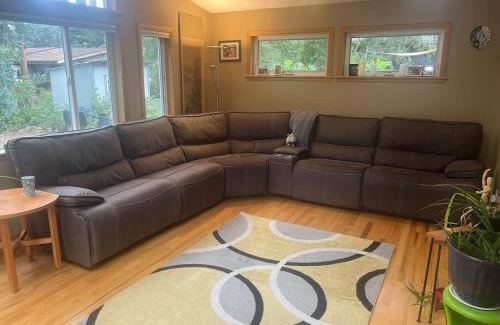Martin Acres House | Best Location Fun 2 Living Rooms and Game Room
