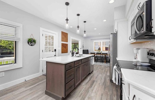 Perrysburg House | Best Location, Renovated, Walk Uptown! - 3br/3ba