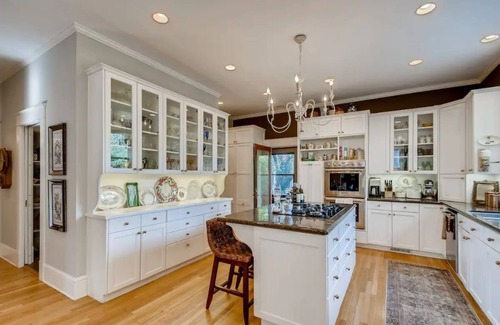 Summit Hill House | Best Location! Walk, Shop & Eat on Summit, Grand & Selby; Sleeps 15!